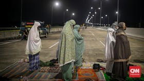 FOTO: Aksi Warga Blokade Jalan Tol Jatikarya