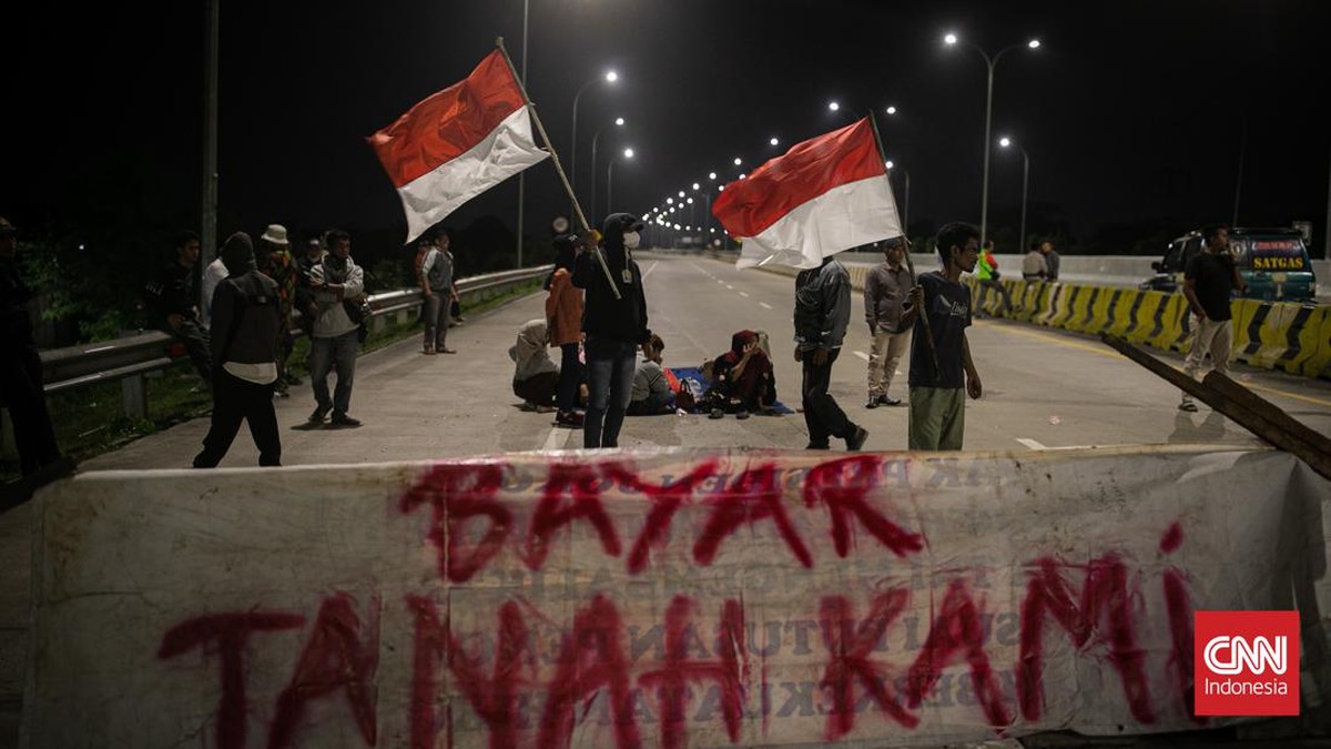 FOTO: Aksi Warga Blokade Jalan Tol Jatikarya