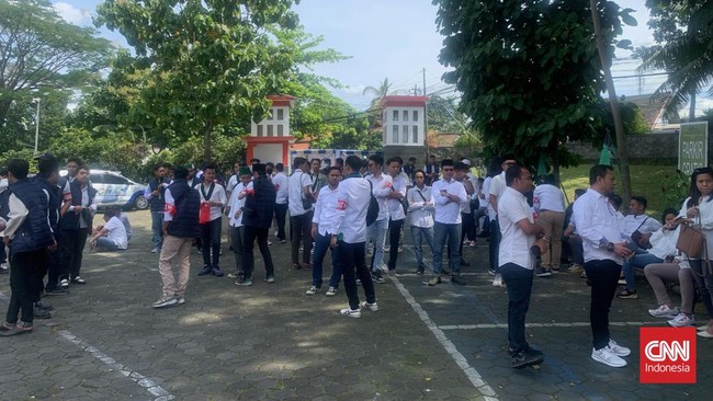Puluhan simpatisan berbaju putih berkumpul menyambut Anas Urbaningrum yang bakal keluar dari Lapas Sukamiskin Bandung sekitar pukul 14.00 WIB.
