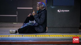 FOTO: Semringah Wajah Buka Puasa Para 'Angker' Si Anak Kereta