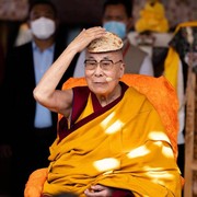 Viral di Medsos, Dalai Lama Minta Maaf usai Minta Bocah Isap Lidahnya