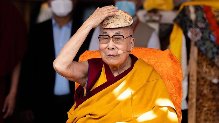Viral di Medsos, Dalai Lama Minta Maaf usai Minta Bocah Isap Lidahnya