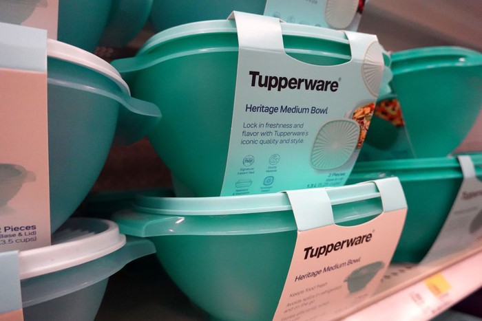 Saham Tupperware anjlok hingga 50% pada Senin (10/4). Penurunan ini terjadi karena adanya proyeksi kinerja perusahaan yang suram di masa depan.