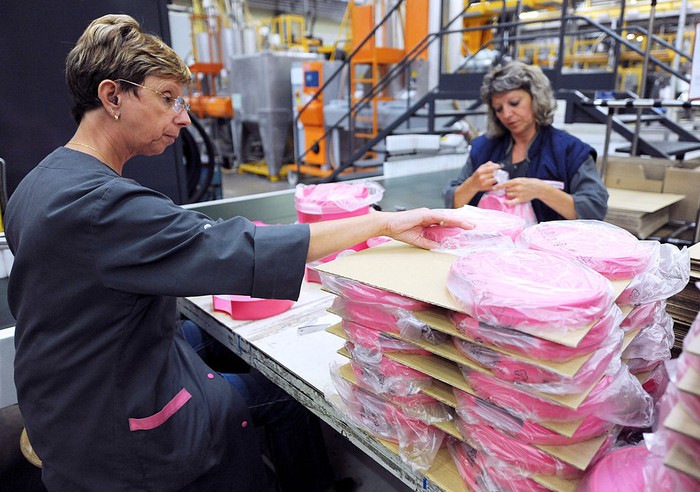 Saham Tupperware anjlok hingga 50% pada Senin (10/4). Penurunan ini terjadi karena adanya proyeksi kinerja perusahaan yang suram di masa depan.