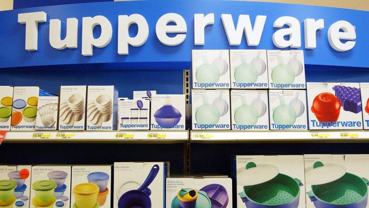 Saham Tupperware anjlok hingga 50% pada Senin (10/4). Penurunan ini terjadi karena adanya proyeksi kinerja perusahaan yang suram di masa depan.