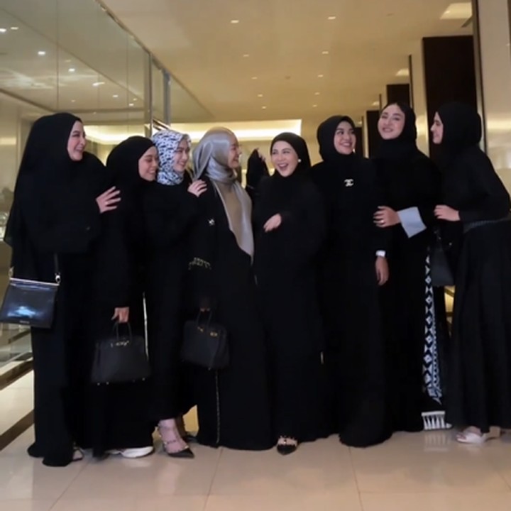 <p>Berbeda dari geng Cendol, Mamayu hadir dengan <em>dress code</em> senada, yakni hitam. Ada yang mengenakan model abaya serta gamis, Bun. (Foto: Instagram @aurelie.hermansyah, @marginw, @lestykejora)<br /><br /><br /></p>