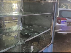 Tawuran di Jalan Batua Raya Makassar, Gerobak-Papan Reklame Minimarket Rusak