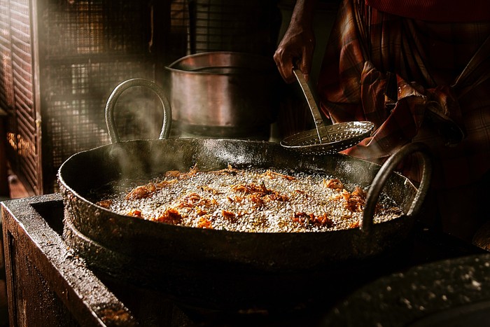 Gorengan termasuk ke daftar makanan yang dapat membuat wajah makin berminyak/Foto: Unsplash/Rani George