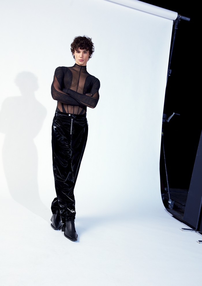 Bodysuit transparan yang seksi tersebut juga ditawarkan dalam lini busana pria. Foto: Courtesy of H&M