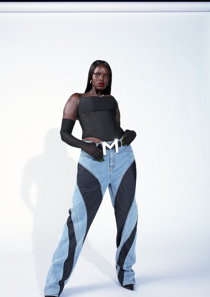 Atasan model korset dan jeans yang dibuat seksi lewat pola khas bodysuit Mugler turut hadir di koleksi ini. Sabuk logo 'M' diprediksi akan jadi incaran para fashionista. Foto: Courtesy of H&M