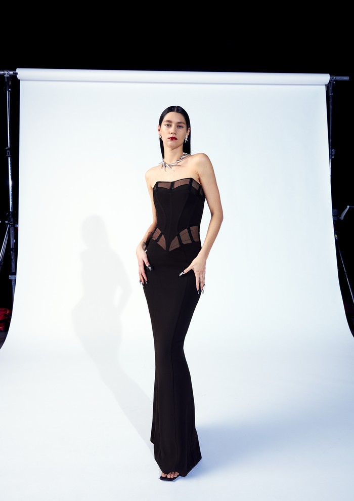 Selain party dress, hadir gaun hitam yang formal beraksen korset.Tak hanya tersedia online, koleksi ini juga bisa dibeli di gerai H&M di Grand Indonesia. Foto: Courtesy of H&M