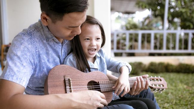 Ayah Jangan Lupa Ajak Main Si Kecil, Ini Manfaatnya