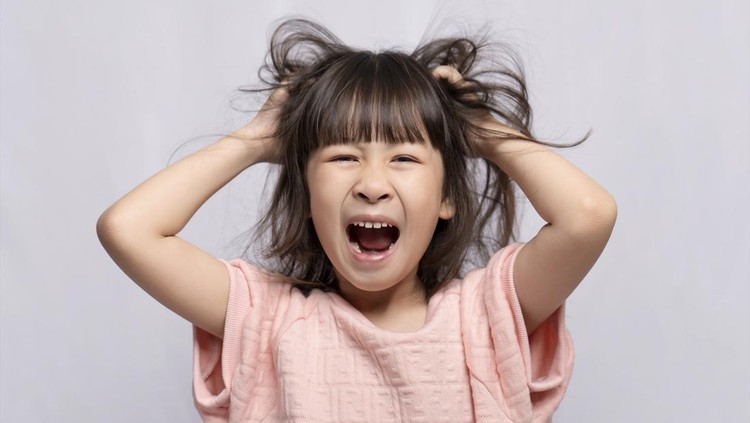 Ilustrasi Ciri Anak Overstimulasi Angry Asian girl on white background, angry child, frantic gesture expression and put his hand on his head.