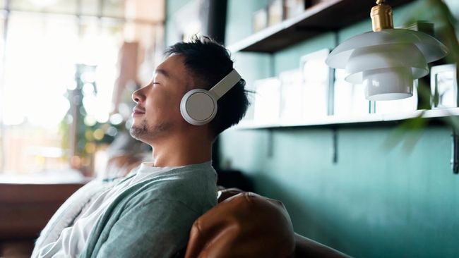 Mendengarkan musik favorit memang membuat hati merasa lebih senang. Namun ternyata, musik juga bisa meredakan rasa sakit fisik.