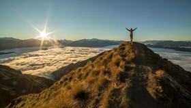 Pria China Bertekad Mendaki 50 Gunung dengan Posisi Handstand