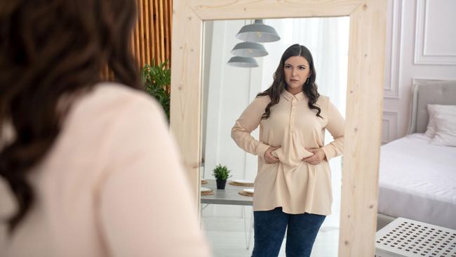 Berat badan naik setelah Lebaran? Berikut tips diet ampuh dengan pola makan sehat, olahraga rutin, dan target yang realistis.