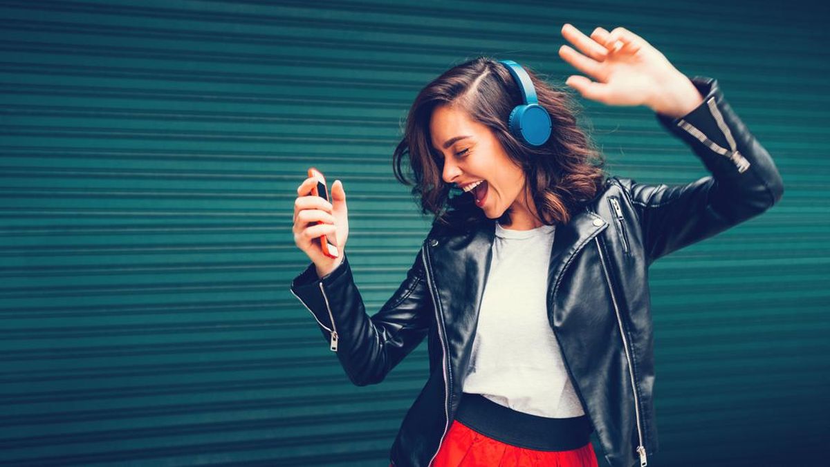 Hobi yang Bikin Panjang Umur, Salah Satunya Mendengarkan Musik