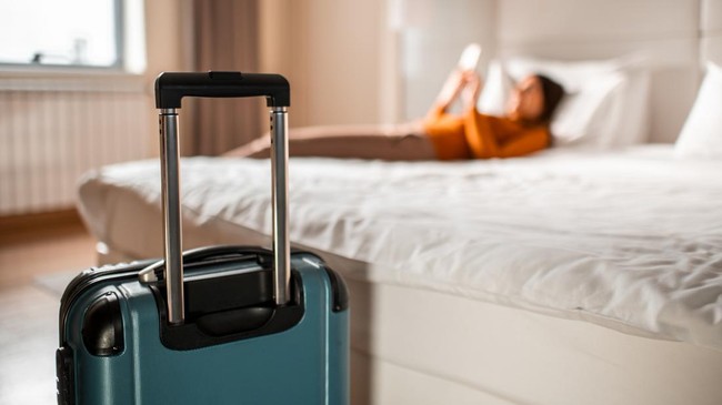 Tahukah kamu bahwa koper yang tampak bersih bisa menjadi sarang bagi mikroorganisme berbahaya? Apalagi jika koper itu rutin dipakai untuk bepergian.
