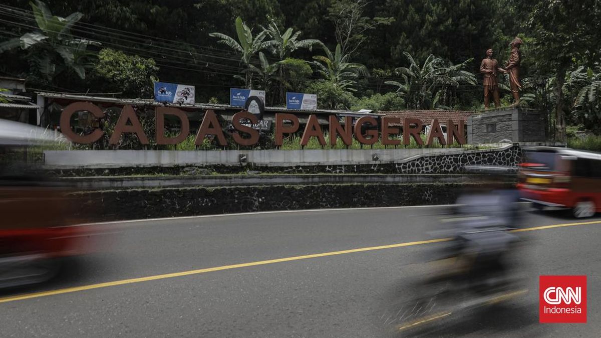 Cadas Pangeran Akses Penghubung Bandung-Sumedang Terputus Longsor