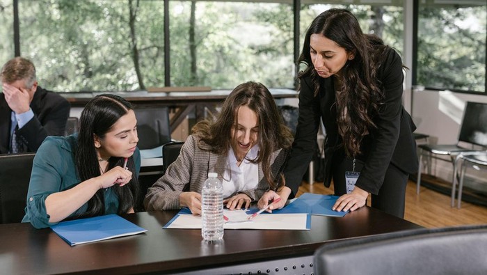 Mengenal Tanda Kecerdasan Interpersonal dan Rekomendasi Karier yang Cocok Dijalani Agar Kamu Sukses, Yuk Simak!