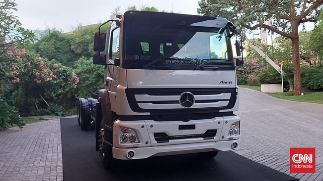 Axor M-Cab Euro 4 merupakan pengembangan model Mercedes-Benz Axor Euro 4 yang dirilis tengah tahun lalu.