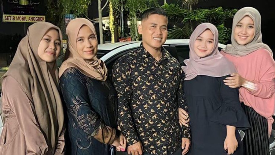 Momen Lutfiana Ulfa bersama ayah, ibu, dan kedua adiknya Momen Lutfiana Ulfa bersama ayah, ibu, dan kedua adiknya