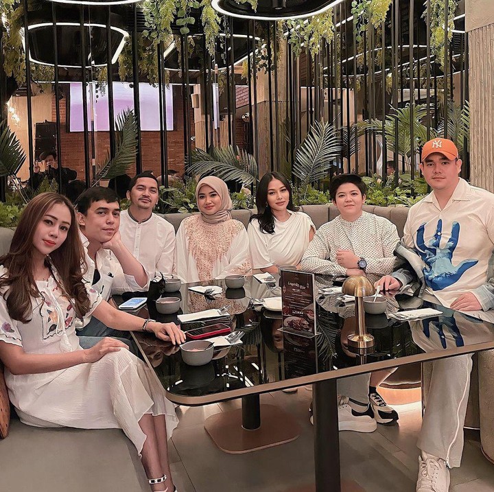 <p>Mutia juga banyak menghabiskan waktu dengan teman-temannya. Selain itu, Bunda satu anak ini juga terlihat bebarapa kali <em>me time</em> sambil liburan. (Foto: Instagram @mutia_ayuu)</p>