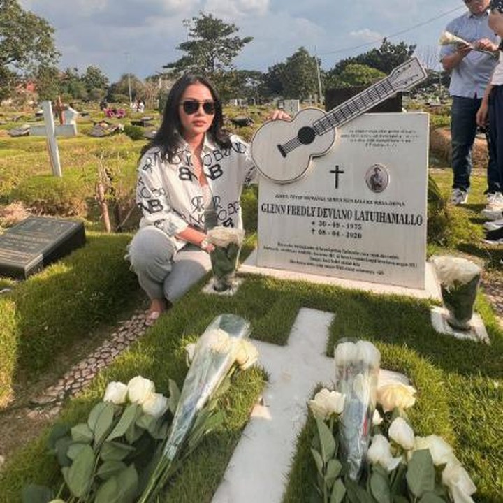 <p>Sudah 3 tahun, Mutia Ayu menjalani peran sebagai <em>single mom</em> sepeninggal Glenn Fredly. Belum lama ini, Mutia membagikan video singkat saat dirinya nyekar ke makam sang suami, Bunda. (Foto: Instagram @mutia_ayuu)</p>