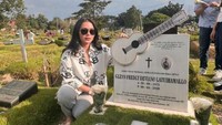 <p>Sudah 3 tahun, Mutia Ayu menjalani peran sebagai <em>single mom</em> sepeninggal Glenn Fredly. Belum lama ini, Mutia membagikan video singkat saat dirinya nyekar ke makam sang suami, Bunda. (Foto: Instagram @mutia_ayuu)</p>