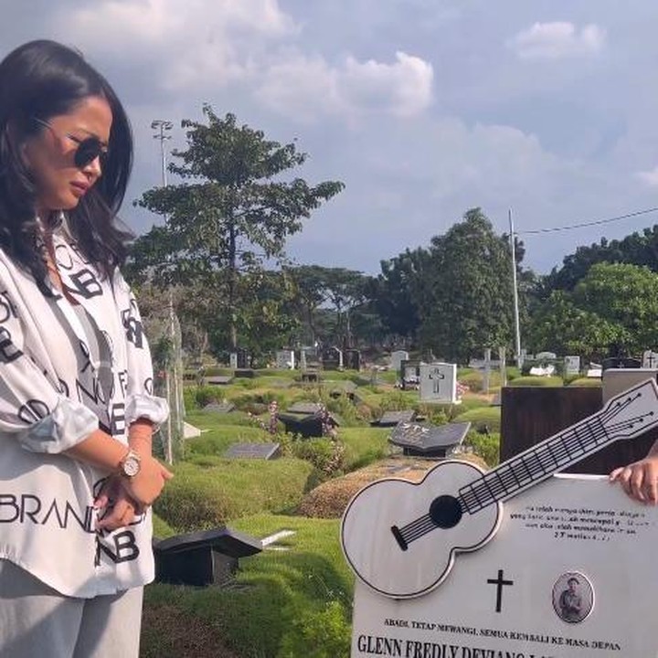 <p>Dalam unggahan itu, Mutia tidak membawa anaknya dan hanya ditemani oleh beberapa kerabat. Mutia mengungkapkan rasa kangennya pada mendiang suami. "Waktu cepat berlalu, ternyata sudah 3 tahun aku tanpa kamu. Hei bebeh meskipun itu tidak mudah ternyata aku bisa ya lewatinnya..aaah kangen sekali," tulisnya. (Foto: Instagram @mutia_ayuu)</p>