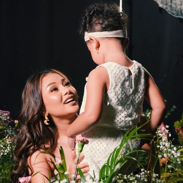 Mutia Ayu Harap Sang Buah Hati Warisi Suara Emas Glenn Fredly