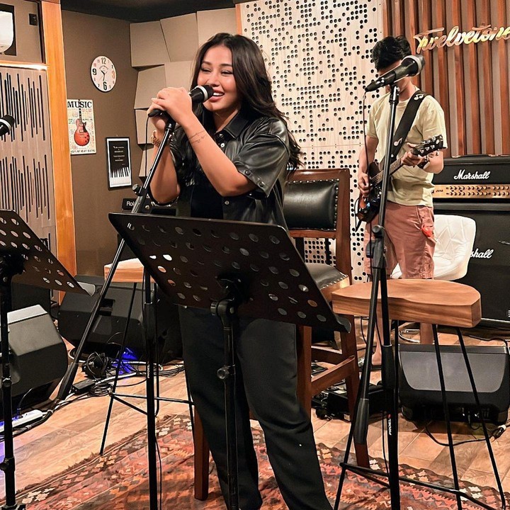<p>Selain mengurus Gewa, Mutia juga mulai disibukkan kembali dengan aktivitasnya di bidang tarik suara. Sebelum menikah dengan Glenn, Mutia memang sudah merintis karier sebagai penyanyi, Bunda. (Foto: Instagram @mutia_ayuu)</p>