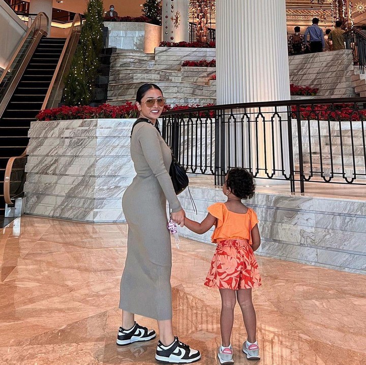 <p>Sejak suaminya, Glenn Fredly, meninggal dunia, Mutia Ayu mulai membuka diri. Meski begitu, wanita 28 tahun ini masih merahasiakan wajah sang putri, Gewa Atlana Syamayim Latuihamallo. (Foto: Instagram @mutia_ayuu)</p>