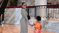 <p>Sejak suaminya, Glenn Fredly, meninggal dunia, Mutia Ayu mulai membuka diri. Meski begitu, wanita 28 tahun ini masih merahasiakan wajah sang putri, Gewa Atlana Syamayim Latuihamallo. (Foto: Instagram @mutia_ayuu)</p>