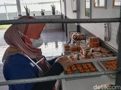Kala Napi Wanita di Indramayu Produksi Kue Lebaran