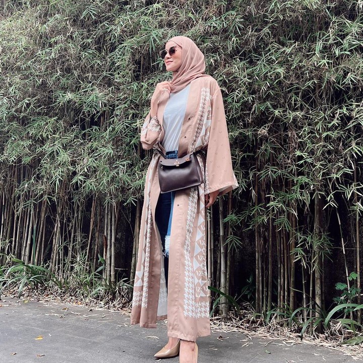 <p>Ingin terlihat modis? Mungkin Bunda bisa mengikuti <em>outfit</em> Olla Ramlan yang satu ini. Aktris sekaligus Bunda dua anak yang satu ini memadukan <em>long outer</em> dengan celana <em>jeans.</em> Kece sekali, bukan, Bunda? (Foto: Instagram@ollaramlan)</p>