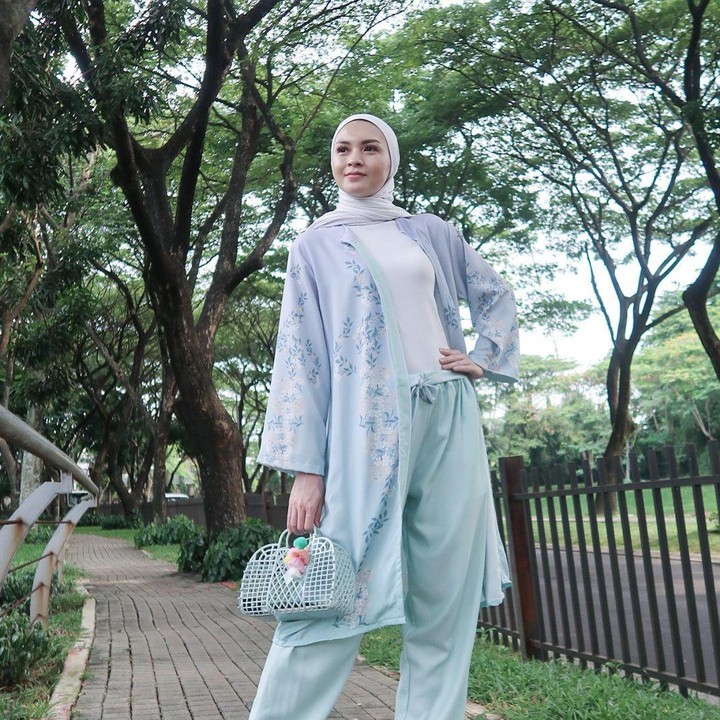 <p>Model <em>outer</em> lainnya yang cukup populer di kalangan kaum wanita adalah <em>kimono outer. Outer</em> yang satu ini tersedia dengan beragam motif. Bunda bisa memadukannya dengan kulot seperti <em>outfit</em> Donita yang satu ini. (Foto: Instagram@donitabhubiy)</p>