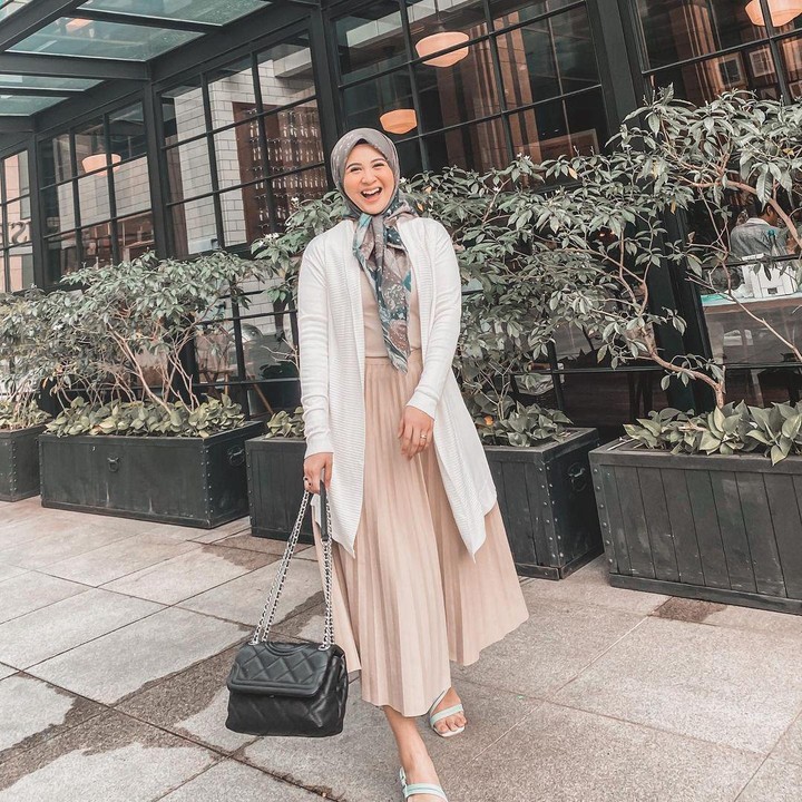 <p>Jika ingin tampak santai, Bunda bisa mengenakan <em>outer</em> atau <em>cardigan</em> seperti <em>outfit</em> Kesha Ratuliu ini. Bunda bisa memadukannya dengan rok plisket, lho. (Foto: Instagram@kesharatuliu05)</p>