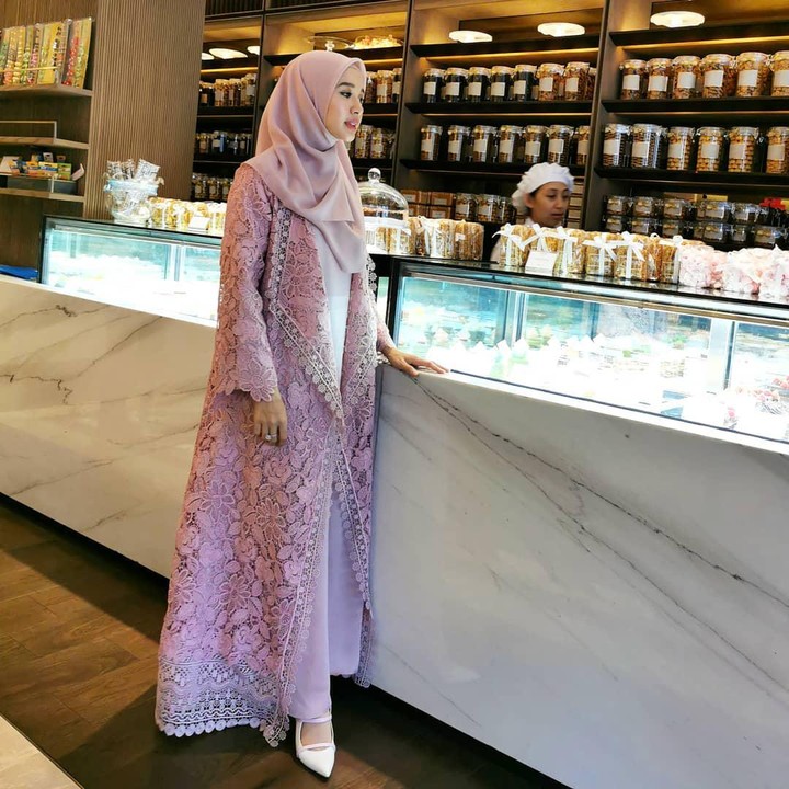 <p>Saat Hari Raya Idul Fitri, pastinya Bunda akan memilih mengenakan pakaian terbaik di hari raya itu. Nah, bagi Bunda yang ingin mengenakan <em>outer</em> mungkin bisa mengikuti <em>outfit</em> milik Laudya Cynthia Bella berikut ini. Aktris cantik ini mengenakan <em>long outer</em> yang dipadukan dengan gamis polos. Cantik sekali, bukan, Bunda? (Foto: Instagram@laudyacynthiabella)</p>