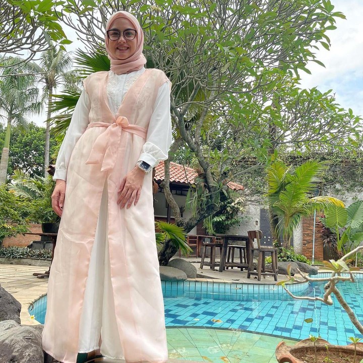 <p>Tenang, masih ada model <em>outer</em> lainnya yang bisa Bunda kenakan saat lebaran nanti. Salah satunya <em>long outer</em> tangan pendek seperti yang dikenakan oleh Revalina S. Temat ini, Bunda. (Foto: Instagram@vatemat)</p>