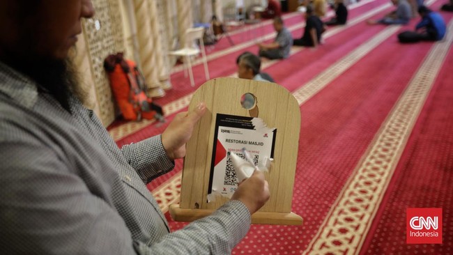 Polisi beber cara kerja pelaku penipuan QRIS palsu di kotak-kotak amal masjid. Pelaku (MILM) sudah ditangkap dan jadi tersangka. 
