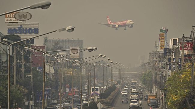 Pada Senin (10/4), pemerintah Thailand mendesak warga Chiang Mai untuk menghindari aktivitas di luar ruangan karena tingkat polusi udara yang tinggi.