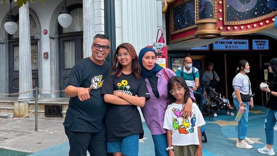Potret Abdel Achrian bersama istri dan anak-anak Potret Abdel Achrian bersama istri dan anak-anak