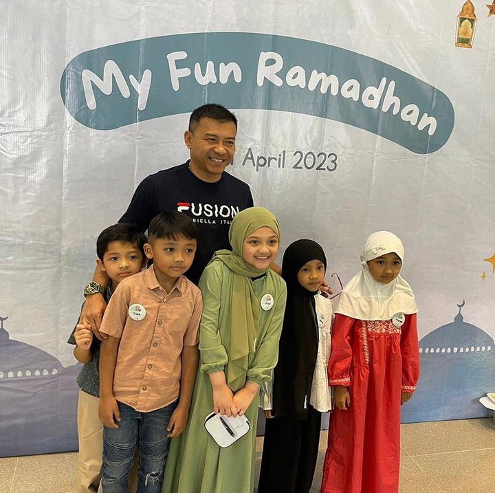 <p>Sang Ayah, Anang Hermansyah, menyempatkan diri untuk mengantarkan Arsy saat akan mengikuti kegiatan pesantren kilat. Tak hanya itu, Anang turut berfoto bersama teman-teman Arsy, lho. (Foto: Instagram: @queenarsy)</p>
