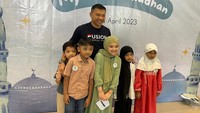 <p>Sang Ayah, Anang Hermansyah, menyempatkan diri untuk mengantarkan Arsy saat akan mengikuti kegiatan pesantren kilat. Tak hanya itu, Anang turut berfoto bersama teman-teman Arsy, lho. (Foto: Instagram: @queenarsy)</p>