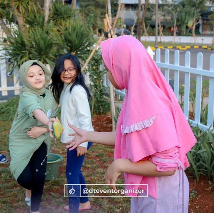 <p>Arsy terlihat sangat bersemangat ketika mengikuti pesantren kilat ini. Ia juga bisa berbaur dengan teman-teman dan bermain bersama. (Foto: Instagram: @queenarsy)</p>