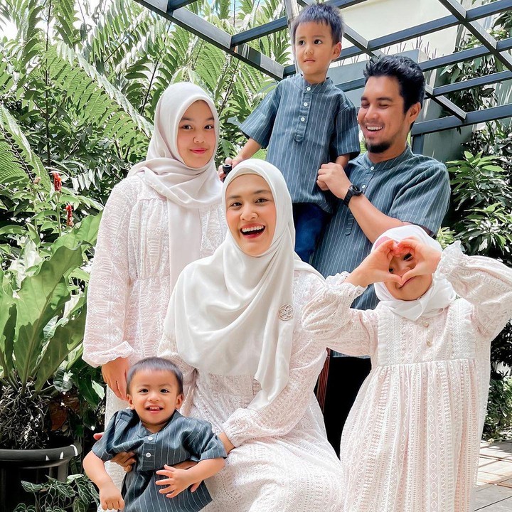 <p>Dalam potret ini, Ratu tampil kompak dengan dua anak perempuannya mengenakan baju muslim putih. Sedangkan Mario tampil senada mengenakan baju bergaris berwarna biru. (Foto: Instagram @ratu_anandita/ @marioirwinsyah)</p>