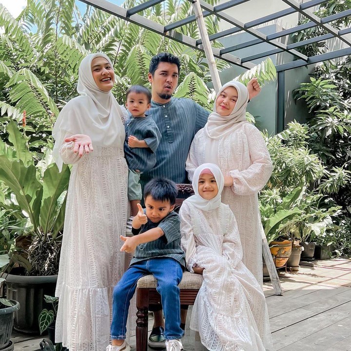 <p>Belum lama ini, Ratu dan Mario membagikan potret kebersamaan dengan empat anak mereka, yakni dua anak perempuan dan dua anak laki-laki. (Foto: Instagram @ratu_anandita/ @marioirwinsyah)</p>