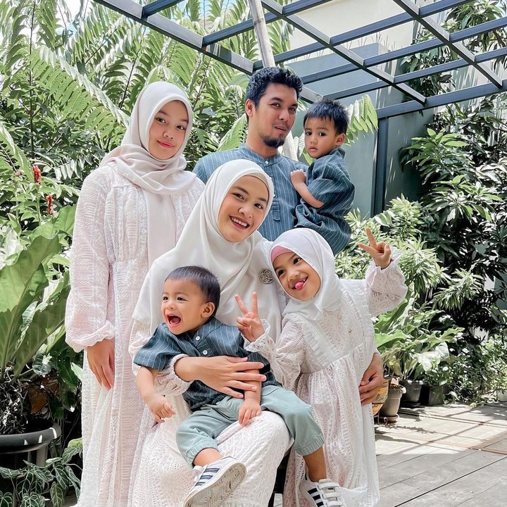 <p>Tak banyak yang tahu, pasangan ini sudah dikaruniai empat anak. Anak pertama adalah putri Ratu dari pernikahan pertamanya, sementara tiga anak lain dari pernikahan dengan Mario. (Foto: Instagram @ratu_anandita/ @marioirwinsyah)</p>