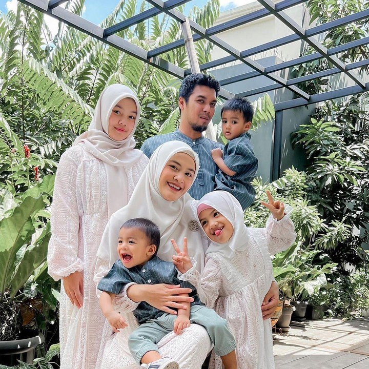 <p>Ketiga anak Ratu dan Mario memiliki jarak usia yang berdekatan. Ini berbeda dengan jarak usia ketiganya dengan sang kakak yang kini mulai beranjak remaja. (Foto: Instagram @ratu_anandita/ @marioirwinsyah)</p>